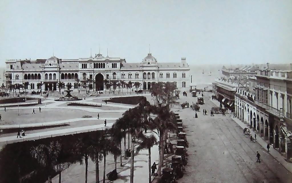 Plaza de Mayo decorada con palmeras.